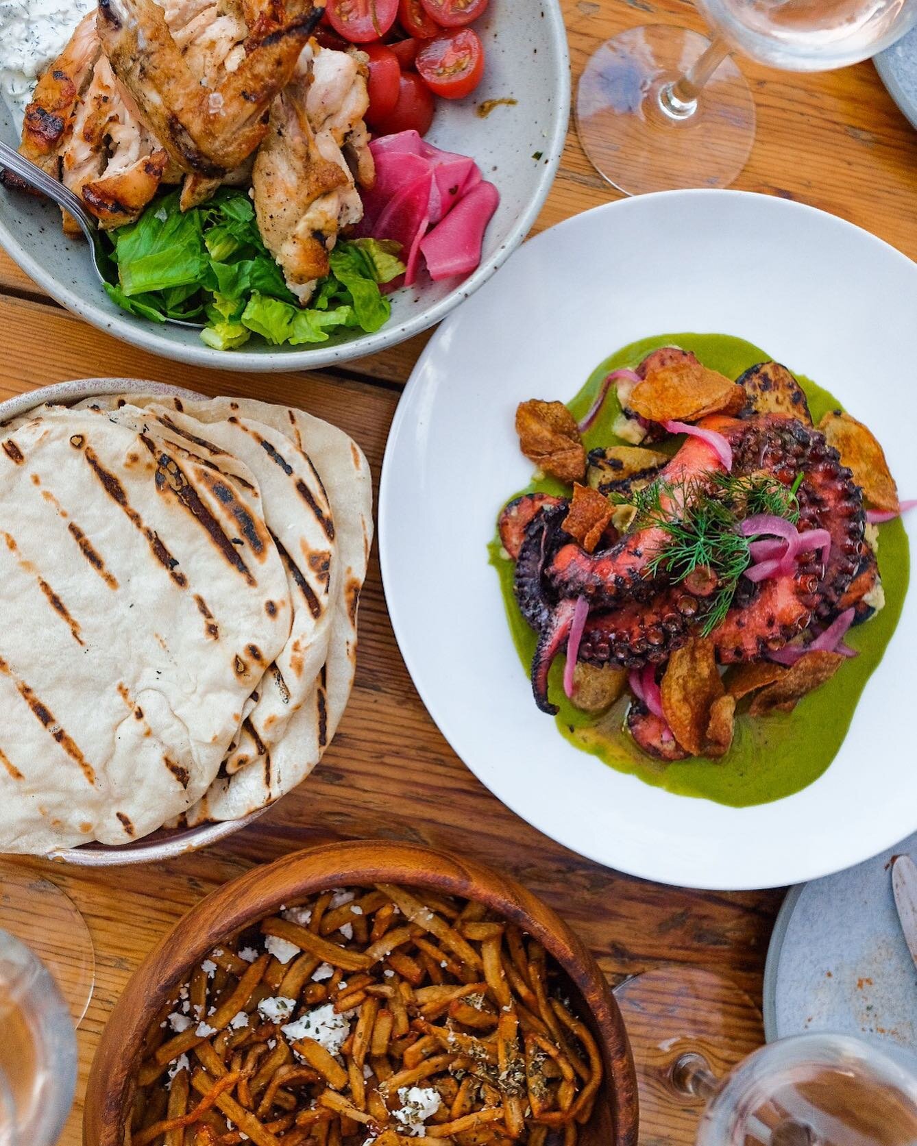 Patio VIBES, with a side of all the Eats.😉✨
&mdash;&mdash;
Book your table now (link in bio), either inside or on our Curbside Patio to take in some sun rays (while we still got&rsquo;em)&mdash;yup, we said it. Don&rsquo;t @ us. 😅
____
#ReynaonKing